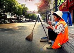 娱乐吃瓜酱环卫工人,默默守护城市清洁的“吃瓜酱”英雄